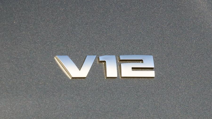 Логотип BMW M760i xDrive V12 Excellence 2017 года  (US) (фото 26 из 29)